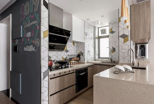 厨房墙面装修材料：瓷砖、不锈钢和玻璃哪种好？2