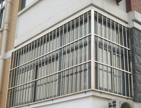 外凹式防盗窗的安装有规定，违法安装则有可能被拆除4