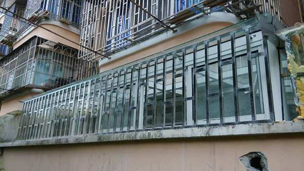 外凹式防盗窗的安装有规定，违法安装则有可能被拆除2